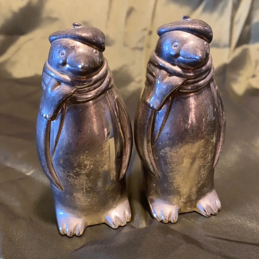 Vintage Towle Silversmiths silver plated salt and pepper shaker.
